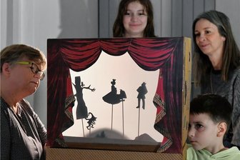 Ferien in Freiberg: Bastelworkshop mit Licht und Schatten - Unter Anleitung von Museumsmitarbeiterin Antje Ahlbrecht und Ute Briegemeister entstehen Scherenschnitte. 