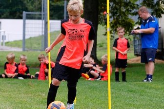 Ferienabschluss für junge Ballkünstler - Für das DFB-Fußball-Abzeichen mussten die Campteilnehmer an verschiedenen Stationen - wie hier im Slalomlauf - ihr Können zeigen.