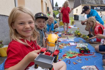 Ferienaktion: Wenn Kinder in einer Stadt das Ruder übernehmen - In der „Wiesenthaler Zwergenstadt“ gab es diesmal auch einen Flohmarkt. Die neunjährige Aalyah (vorn) mischte beim Handeln munter mit.