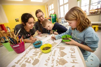 Ferienaktion zum Aschermittwoch in Plauen: Malen mit Asche - Kinder der Rückert-Grundschule trafen sich mit Erzieherin Sindy Forbriger, zum Malen mit Asche.