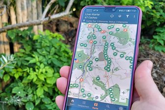 Ferienangebot: Digitale Spurensuche durch Plauen - Für die digitale Schnitzeljagd, genannt Geocaching, braucht es nur ein internetfähiges Smartphone.