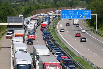Ferienbeginn in Sachsen: Auf diesen Autobahnen drohen jetzt Staus - Auf der A4 erhöhen Baustellen die Staugefahr: Autos und Lkw könnten sich deshalb dort gerade bei Unfällen und dichtem Verkehrsaufkommen schnell kilometerlang rückstauen.