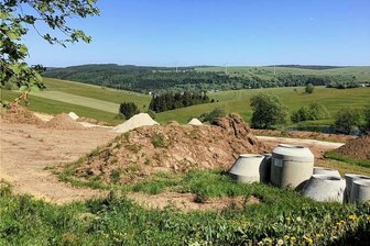 Ferienhaus-Projekt am Fichtelberg: Bauherren setzen von Naturschützern erwirkten Baustopp um - Die Bauarbeiten auf dem Gelände an der Emil-Riedel-Straße in Oberwiesenthal haben bereits begonnen. Laut Nabu müssen sie nun eingestellt werden, bis das Gericht zu einer endgültigen Entscheidung gekommen ist.