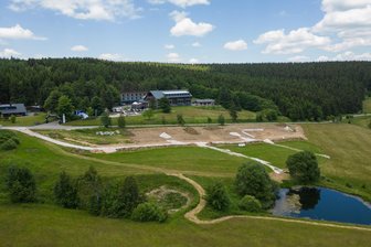 Ferienhausprojekt am Fichtelberg: Stadtrat stellt sich erneut hinter Bauherren - Ursprünglich waren auf der Wiese sechs bis acht Gebäude geplant. Im Verlauf des langwierigen Verfahrens ist das Projekt auf drei Ferienhäuser reduziert worden. Kurz nach Beginn der Bauarbeiten wurde ein Baustopp verhängt.