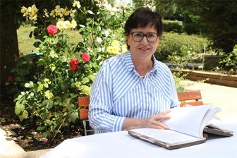 Ferienhotel-Chefin: Darum fahren neuerdings viele E-Biker durch Augustusburg - Ute Dathe sitzt im Innenhof ihres Hotels in Augustusburg und liest die Eintragungen im Gästebuch. Vielfach gibt es Lob wie über die „Herzlichkeit“ und „Freundlichkeit“.