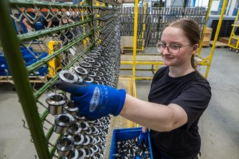 Ferienjobs im Erzgebirge im Check: So viel können Schüler verdienen - Hier gibt es noch freie Stellen - „Es ist Arbeit, das ist halt was anderes“, sagt Ferienjobberin Laura Rößger. 1280 Führungsbuchsen hängt sie an diesem Morgen auf den Warenträger vor ihr.