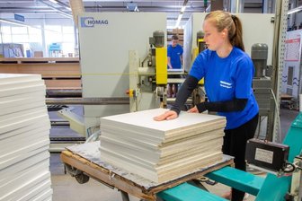 Ferienjobs - Nachfrage größer als Angebot - Esther Kaden (vorn) und Armin Witte gehören zu den drei jungen Leuten, die zurzeit in der Ratiomat Einbauküchen GmbH Leubsdorf einen Ferienjob ausüben. Die Bearbeitung von Bauteilen an einer Kantenbearbeitungsmaschine gehört zu den Tätigkeiten für die Schüler. 