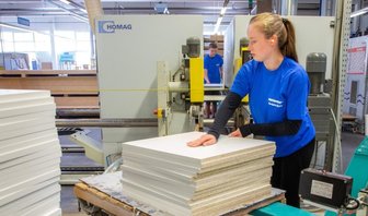 Ferienjobs - Nachfrage größer als Angebot - Esther Kaden (vorn) und Armin Witte gehören zu den drei jungen Leuten, die zurzeit in der Ratiomat Einbauküchen GmbH Leubsdorf einen Ferienjob ausüben. Die Bearbeitung von Bauteilen an einer Kantenbearbeitungsmaschine gehört zu den Tätigkeiten für die Schüler. 