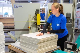 Ferienjobs - Nachfrage ist größer als das Angebot - Esther Kaden (vorn) und Armin Witte gehören zu den drei jungen Leuten, die zurzeit in der Ratiomat Einbauküchen GmbH Leubsdorf einen Ferienjob ausüben. Die Bearbeitung von Bauteilen an einer Kantenbearbeitungsmaschine gehört zu den Tätigkeiten für die Schüler. 