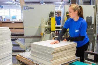 Ferienjobs - Nachfrage oft größer als das Angebot - Esther Kaden (vorn) und Armin Witte gehören zu den drei jungen Leuten, die zurzeit in der Ratiomat Einbauküchen GmbH Leubsdorf einen Ferienjob ausüben. Die Bearbeitung von Bauteilen an einer Kantenbearbeitungsmaschine gehört zu den Tätigkeiten für die Schüler. 