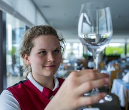 Ferienjobs sind Mangelware - Lena Marie Dinse hat gut lachen: Nach einem Praktikum hat sie gute Chancen, einen der begehrten Hotel-Ferienjobs in Rostock-Warnemünde zu ergattern.