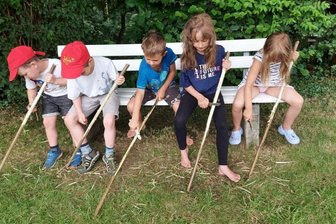 Ferienkinder genießen den Sommer - 
