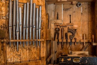 Ferienprogramm im Silbermann-Haus: Kinder bauen eigene Orgel - Auf den Spuren der Orgelbaukunst im Silbermann-Haus am Schlossplatz.