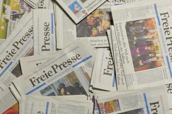 Ferienprogramm in der Kinderbibliothek Glauchau: Bilderbuch-Kino hautnah erleben - „Aus Alt mach Neu“ – Aus alten Zeitungen können die Kinder einen Korb basteln.