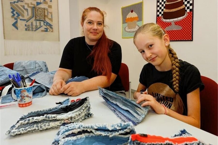 Ferienprogramm: Nähen im Textil- und Rennsportmuseum Hohenstein-Ernstthal - In den Sommerferien hat Anna Schubert (rechts) unterstützt von Daniela Sadowski ein Fusselmäppchen genäht.