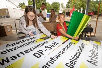 Ferienprojekt: Kinder erleben erstmals im Plauener Parktheater ihre eigene Stadt - Im Parktheater wurde am Montag die Kinderstadt aufgebaut. Sie wird zahlreiche lebenswichtige Behörden und Einrichtungen haben.