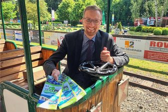 Ferienspaß für Kinder: Freizeitanlage Syratal und Stadt Plauen verteilen kostenfreie Karten - Plauens Kulturbürgermeister Tobias Kämpf (CDU) bekam in der Freizeitanlage Syratal 300 Kinder-Kombi-Karten überreicht. Diese will er an städtische Einrichtungen weiterreichen.