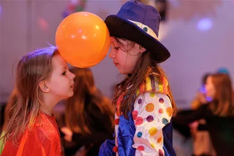 Ferienspaß im Erzgebirge: Von Koboldsuche bis zum Linoldruck - Närrisches: Im Kulturzentrum Erzhammer in Annaberg-Buchholz steigt am 13. Februar eine Kinderfaschingsparty.