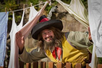 Ferienspaß im Erzgebirge: Wo Räuber und Piraten keine ruhige Kugel schieben - Er ist der uneingeschränkte Publikumsliebling auf der Freilichtbühne an den Greifensteinen und freut sich schon auf seine Feriengäste: Leander de Marel als Räuber Hotzenplotz. Auch wenn er in diesem Sommer zum vorerst letzten Mal in dieser Rolle zu erleben ist.