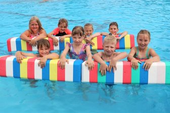Ferienspaß im Freibad: "Regenbogen"-Kinder toben sich im Wasser aus - Die Hortkinder der Kindertagesstätte "Regenbogen" Großwaltersdorf am gestrigen Donnerstag bei ihrem Besuch des Freibades Eppendorf.
