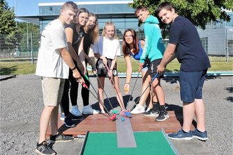 Ferientipp: Ein Sport mit Geschick und Geduld - Die 8. Klasse der Oberschule Flöha-Plaue nutzte die Minigolfanlage kürzlich für den Schuljahresabschluss.