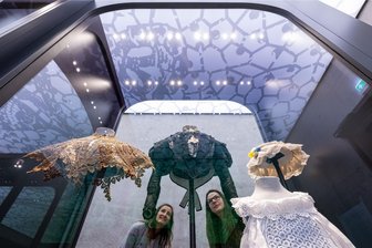 Ferientipp: Museumsbesucher können mit eigenen Stücken Ausstellung in der Plauener Fabrik der Fäden selbst mitgestalten - Kleidungsstücke aus Plauener Spitze werden im neuen Museum im Weisbachschen Haus in Plauen präsentiert.