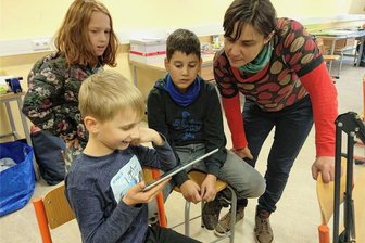 Ferientipp: Trickfilmworkshop in Frauenstein unternimmt Zeitreise - Mit Eva Bredow (r.) erarbeiten sich Patrizia, Luka und Jonathan in einem früheren Ferienprogramm die Grundlagen des Trickfilmmachens.