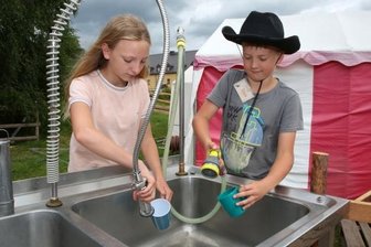 Ferienvergnügen im Wilden Westen - Auch der Abwasch gehört dazu - nicht nur für Matilda und Theo Lötzsch.