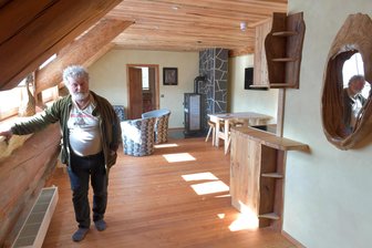 Ferienwohnung als Kunstwerk: Zu Besuch beim „Sauensäger“ von Blockhausen - „Sauensäger“ Andreas Martin will Übernachtungsgäste in den neuen Ferienwohnungen begrüßen.