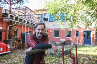 Ferienzimmer in Chemnitz zur Kulturhauptstadt vermieten: Wie einfach ist das? - Michael Spiegler hat sein Hinterhaus an der Kanalstraße zu einer Ferienwohnung ausgebaut, die er über Buchungsplattformen und an Stammgäste vermietet.