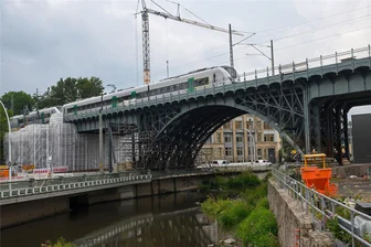 „Ferkeltaxi“ fährt zum Abschluss der Sanierung über Chemnitzer Bahnviadukt - Am 8. September soll die Modernisierung des Bahnviadukts an der Annaberger Straße abgeschlossen sein.