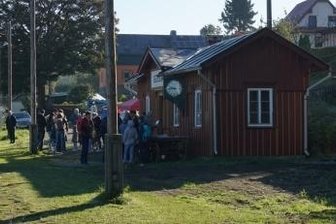 Ferkeltaxi zählt so viele Fahrgäste wie noch nie zuvor - Ein historischer Güterwagen (rechts im Bild) aus Rodewisch ergänzt seitwenigen Tagen den Haltepunkt Gunzen.