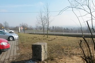 Fernblick: Wer hat Fotos vom gestohlenen Orientierungsschild? - Die fehlende Metallplatte auf dem Granitstein soll ersetzt werden.