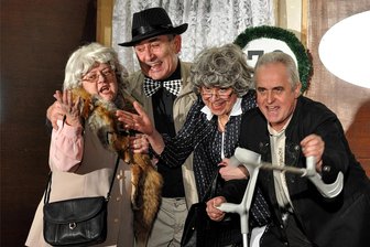 Fernreise-Erlebnisse und ein Jubiläum: Tipps für das Wochenende im Vogtland - Seit 30 Jahren steht das „Kottengrüner Trämpele“ auf der Bühne. Die Akteure präsentieren ihr Jubiläumsprogramm am Wochenende im Neuberinhaus.