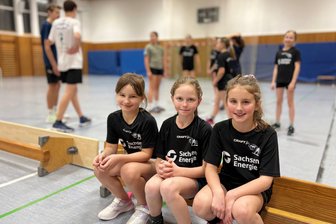 Fernseh-Sportart Biathlon: Wie ein Verein im Erzgebirge seinen Nachwuchs trainiert - Pauline, Lotta und Lena (v. r.) gehören zu den Nachwuchsbiathleten des PSV Schwarzenberg. Über den Sport sind sie Freundinnen geworden.