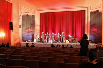 Fernseharzt schickt Gäste mit Musik auf den Nachhauseweg - Kurz vor halb elf waren nur noch wenige Gäste im Saal im Kulturhaus Aue zu finden. Thomas Rühmann wollte mit seiner Band spielen, bis der Saal leer ist.