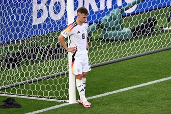 Fernsehen 2024: Ein Fußballspiel ist der Quotenkönig - Joshua Kimmich steht nach dem EM-Spiel Spanien gegen Deutschland enttäuscht auf dem Platz. Das Spiel war 2024 die meistgesehene Sendung im deutschen Fernsehen.
