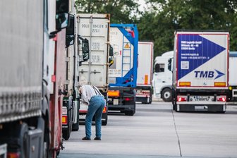 Fernseher im Wert von 40.000 Euro aus LKW gestohlen -