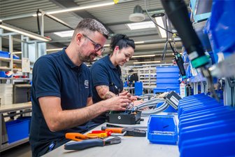 Fernsteuerungen aus dem Erzgebirge erobern die Welt: HBC Radiomatic eröffnet neues Werk - Die Elektroniker Tommy Mauersberger und Tina Silber bei der Montage einer Funksteuerung - 56.000 Systeme hat Hersteller HBC Radiomatic vergangenes Jahr ausgeliefert. Mit der Werksneueröffnung in Stollberg gibt es laut Stadtverwaltung im Gewerbegebiet nun 55 Betriebe mit rund 3000 Arbeitsplätzen.