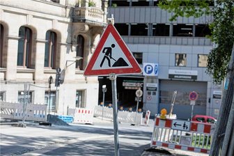Fernwärme-Baustelle im Plauener Zentrum: Zufahrt zum Einkaufszentrum Kolonnaden wird zum Nadelöhr - Eine Baustelle direkt an der Zufahrt des Einkaufszentrums Kolonnaden: Die Weststraße ist zurzeit gesperrt, der Verkehr wird über die Reichsstraße geführt. Eine Zufahrt soll durchgängig möglich sein.
