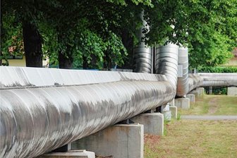 Fernwärme soll massiv ausgebaut werden – ist das in Zwickau zu schaffen? - Fernwärme-Leitungen sind an einigen Orten Zwickaus wie hier am 04-Bad nicht zu übersehen. Der politisch gewollte Ausbau des Netzes wird sich aber nicht einfach gestalten.
