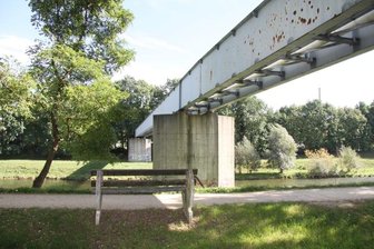 Fernwärmerohrbrücke unterhalb der Muldenbrücke Kolpingstraße verschwindet -