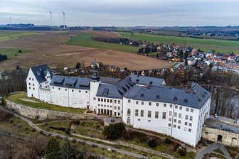 Fernweh auf Schloss Wildenfels: Was Besucher des Musenhofes 2024 erwartet - Am 1. März wird eine neue Ausstellung in der Galerie auf Schloss Wildenfels eröffnet. Das Veranstaltungsprogramm der Saison 2024 beginnt mit dem „Zeitsprung im Schlossgarten“ an den Osterfeiertagen.