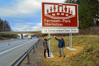 Fernweh-Park bei Hof erhält braun-weißes Kulturschild an Autobahnen - Der 1. Bürgermeister des Marktes Oberkotzau, Stefan Breuer (links), mit dem 2. Bürgermeister Erich Pöhlmann am Hinweisschild an der A9.