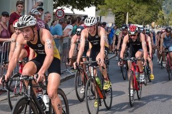 Fernziel Hawaii stachelt den Ehrgeiz an - Mit seinem Team aus Süßen (Baden-Württemberg) wurde Philipp Dressel-Putz (Mitte Nr. 37) Vierter der Triathlon-Bundesliga. 