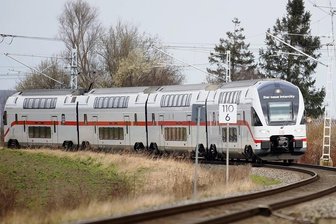Ein Doppelstock-Intercity, wie er derzeit zwischen Rostock und Dresden verkehrt.