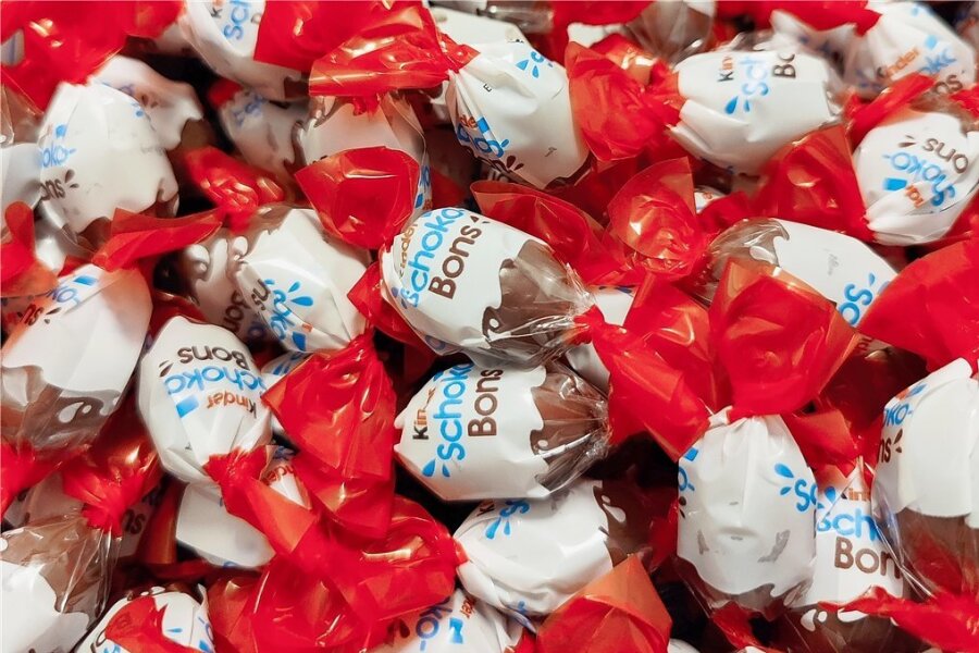 Ferrero - eine italienische Ikone kämpft um ihren guten Ruf - Kinder Schoko-Bons, hergestellt von Ferrero, liegen auf einem Haufen. Knapp zwei Wochen vor Ostern ruft Ferrero in Deutschland einige Chargen verschiedener Kinder-Produkte zurück - darunter Kinder-Schoko-Bons mit einem Mindesthaltbarkeitsdatum zwischen Mai und September 2022. 