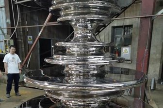 Fertig, aber noch in China: Der Chemnitzer Marktbrunnen kurz vor der Verschiffung - So sehen die fertigen Brunnenelemente aus.