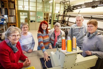 „Fertig ist der Lack“: Dresdener entdecken vergessene Familiengeschichte im Vogtland - Von links: Brigitte Kunze, Karin Kietzmann, Lydia Axtmann, Andrea Harnisch, Heino Strobel, Kati Kietzmann.