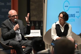 Fertsch? Wie geht es denn nun mit der Kulturhauptstadt Chemnitz weiter - „Freie Presse“-Podium diskutiert - Wie weiter mit dem Kuha-Schwung? Oberbürgermeister Sven Schulze - hier mit Susanne Kiwitter, Moderatorin und Co-Leiterin der Redaktion Chemnitz, im Bild - diskutierte mit Julia Voigt, Geschäftsführerin im Kulturzentrum Weltecho, und Gunnar Bertram, Vorstandsvorsitzender der Volksbank Chemnitz, auf dem „Freie Presse“-Podium am Mittwochabend.